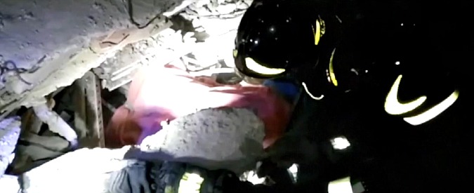 Copertina di Incastrato tra le macerie e un’automobile. Salvo mentre i suoi figli sono ancora sotto