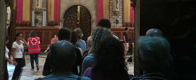 Copertina di Barcellona, la lunga coda per firmare il libro delle condoglianze: in centinaia in silenzio per lasciare un omaggio