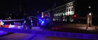 Copertina di Londra, uomo armato fermato fuori da Buckingham Palace: 2 feriti. “Aveva una spada di un metro e urlava Allah Akbar”