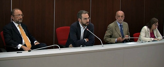 Copertina di Lombardia, M5s: “Soldi al golf e polizia al Pirellone? Un golpe”. Pd: “Maroni è passato dalle scope per fare pulizia alle mazze”