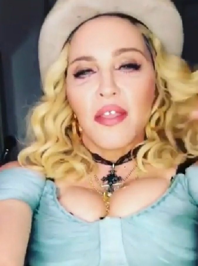 Madonna, nuovo video su Instagram: canta una sua canzone ma non ricorda il testo