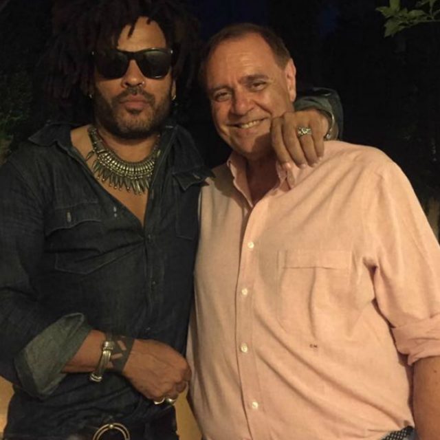 Clemente Mastella e Lenny Kravitz a Capri, su Facebook la foto della strana coppia dell’estate