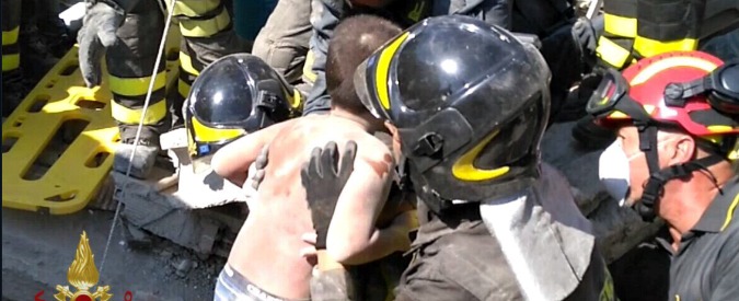 Copertina di Terremoto a Ischia, il salvataggio di Mattias. Il secondo dei tre fratellini viene estratto dalle macerie