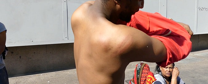 Copertina di Roma, polizia disperde migranti sgomberati con gli idranti. Il rifugiato eritreo: “Ecco i segni delle botte”