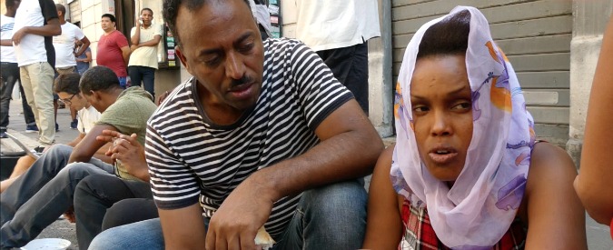 Copertina di Roma, dopo lo sgombero notte in strada per i migranti. Intersos: “Comune? Ha offerto le case ma non per tutti”