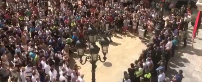 Copertina di Barcellona, il cordoglio dei catalani dopo l’attentato: migliaia nelle piazze