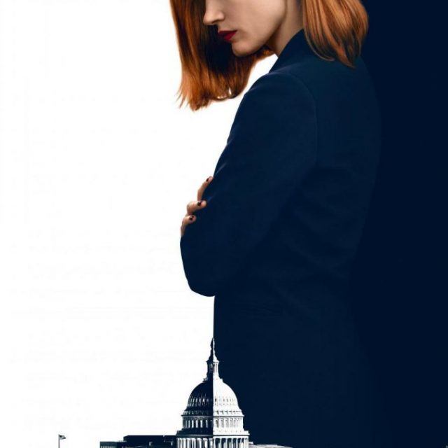 Miss Sloane, Jessica Chastain granitica e ipertesa lobbista in un thriller che ricorda il già sublime Michael Clayton