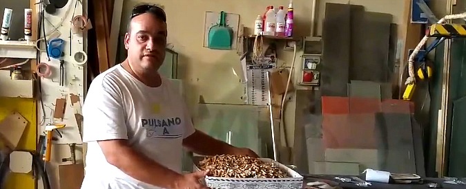 Copertina di “Mozziconi in cambio di una t-shirt”. L’iniziativa sulle spiagge pugliesi per sensibilizzare i bagnanti: il risultato è impressionante