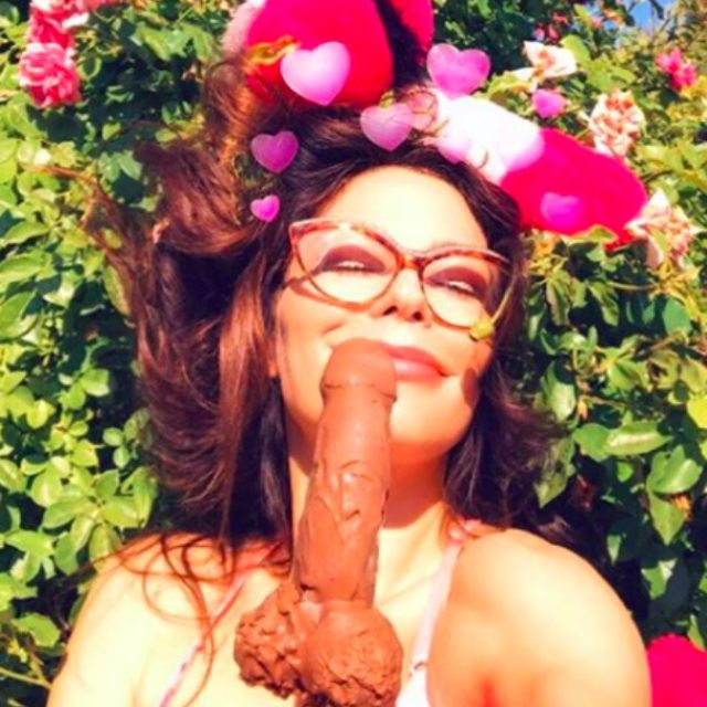 Naike Rivelli, su Instagram la videoricetta delle banane al cioccolato (a forma di pene): e i commentatori si scatenano