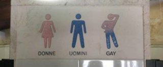 Copertina di Omofobia, bagni per “donne, uomini e gay” in un B&B in Salento. Proprietaria: “Cartello vecchio e nascosto”