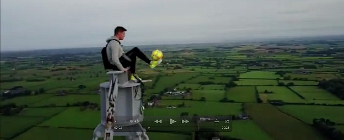 Copertina di Siete bravi a fare i numeri con il pallone? Riprovateci sospesi nel vuoto a 160 metri di altezza
