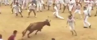 Copertina di Pamplona, il toro è infuriato ma lui gli va incontro. E si salva con un’acrobazia spericolata