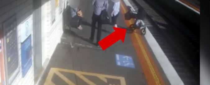 Copertina di La madre è alla stazione con la carrozzina. Ma un attimo di distrazione può essere fatale