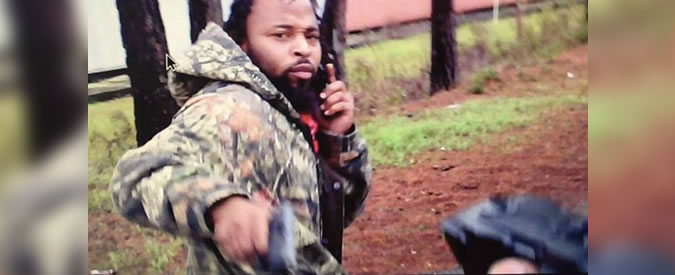 Copertina di Prova a uccidere l’agente che filma tutto con la telecamera nascosta: le immagini fanno paura