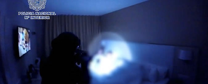 Copertina di La serie Narcos è nulla in confronto: l’irruzione della polizia è da brividi