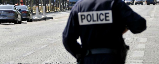 Parigi, militare dell’antiterrorismo aggredito da uomo con un coltello