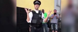 Copertina di Londra, al Carnevale di Notting Hill il poliziotto non riesce a trattenersi: ecco come delizia il pubblico
