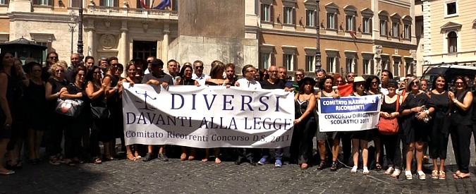 Copertina di Scuola, dirigenti vestiti a lutto manifestano davanti al Miur: “Noi discriminati. A settembre 2000 istituti senza presidi”