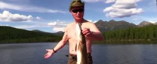 Copertina di Vladimir Putin a petto nudo col pesce in mano. Il video propaganda del presidente russo sul lago siberiano