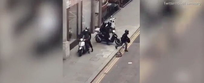 Copertina di La rapina perfetta alla gioielleria: la fuga dei ladri lascia tutti senza parole