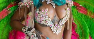 Copertina di Rihanna, capelli blu e fisico mozzafiato per il Crop Festival a Barbados