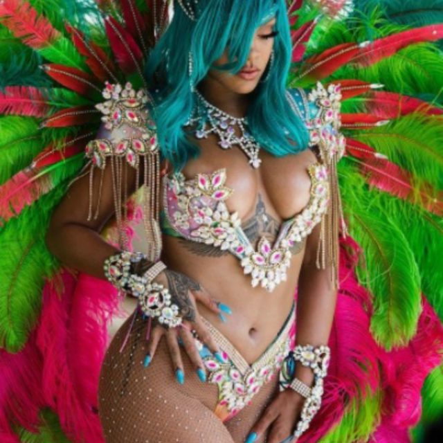 Rihanna, capelli blu e fisico mozzafiato per il Crop Festival a Barbados
