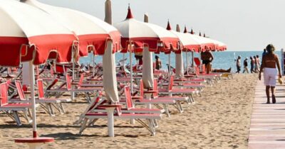 Copertina di Spiagge vuote a luglio? Ecco tutti gli aumenti: +36% per i voli nazionali, +11% per i traghetti. Rimini prima per rincari