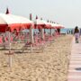 Copertina di Spiagge vuote a luglio? Ecco tutti gli aumenti: +36% per i voli nazionali, +11% per i traghetti. Rimini prima per rincari