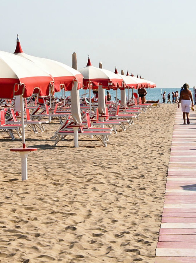 Spiagge vuote a luglio? Ecco tutti gli aumenti: +36% per i voli nazionali, +11% per i traghetti. Rimini prima per rincari