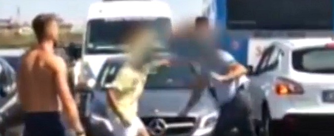 Copertina di Roma, rissa tra l’autista del bus e l’automobilista. La strada diventa un ring