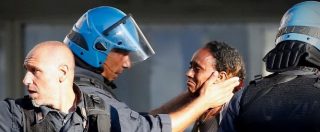Roma, Canterini: “Il poliziotto buono che accarezza la rifugiata eritrea era con me alla scuola Diaz nel 2001”