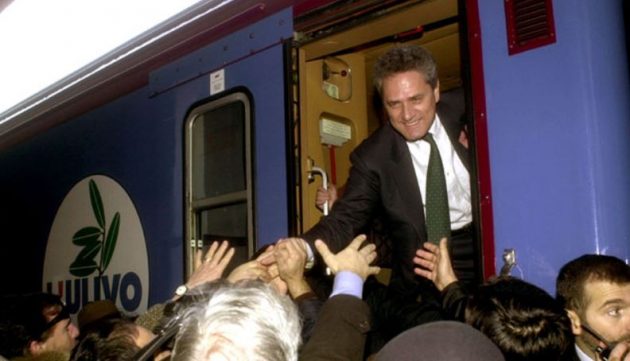 Renzi dalla fatica del camper alla poltrona del treno. Dal bus di Prodi alla nave di Berlusconi : tutti i mezzi per cercare voti