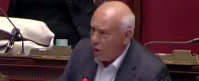 Copertina di Cani antidroga a Montecitorio, Sannicandro (Mdp) sbeffeggia la proposta M5S e l’Aula se la ride