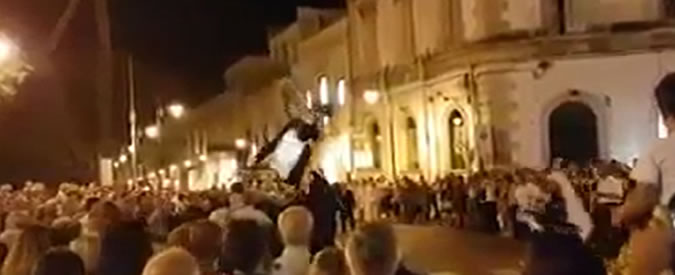 Copertina di L’inchino di San Domenico alla processione di Martina Franca. Ma questa volta i boss non c’entrano