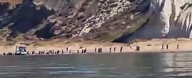 Copertina di Migranti, carretta del mare sulle coste dell’agrigentino. In 90 sbarcano sotto gli occhi dei turisti