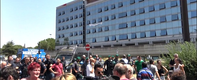 Copertina di Roma, sgomberata palazzina occupata a Cinecittà. La rabbia degli occupanti: “Fate la guerra ai poveri”