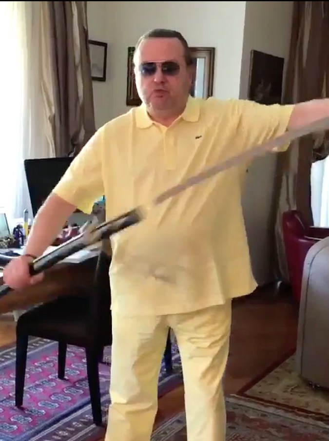Copertina di Siae, il direttore sfodera una katana come in Kill Bill e posta il video su Twitter