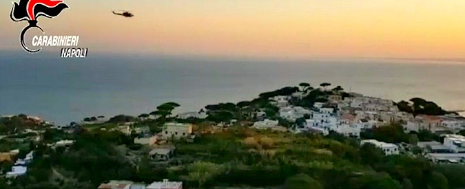 Copertina di Terremoto a Ischia, cosa rimane. L’elicottero dei Carabinieri di Napoli in volo sulle macerie