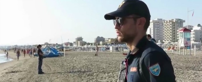 Rimini, aggressione in spiaggia: in 4 violentano lei e rapinano lui. Ricerche a tappeto della polizia