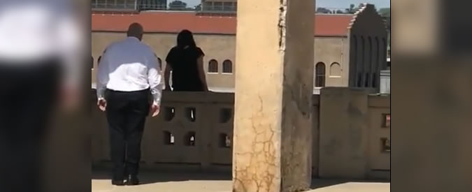 Copertina di La donna minaccia di farla finita, poi arriva l’eroe: ecco come finisce