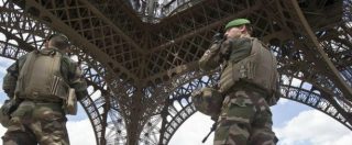 Copertina di Parigi, tenta di forzare il blocco d’ingresso della Torre Eiffel: “Sono dell’Isis”. L’anti-terrorismo apre un’indagine