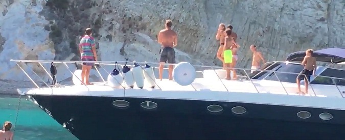 Copertina di Totti e il passaggio impossibile: questa volta dà spettacolo in mezzo al mare