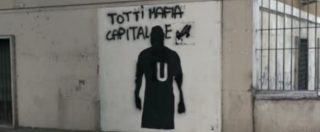 Copertina di Roma, vandalizzato il murale dedicato all’ex capitano giallorosso. Cancellato l’autografo e aggiunta scritta: “Totti mafia capitale”