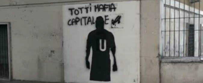 Copertina di Roma, vandalizzato il murale dedicato all’ex capitano giallorosso. Cancellato l’autografo e aggiunta scritta: “Totti mafia capitale”