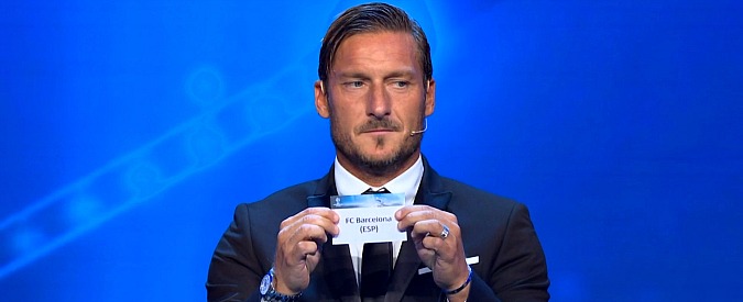 Copertina di Sorteggi Champions League, Francesco Totti pesca il Barcellona per la Juve. E non trattiene il sorriso