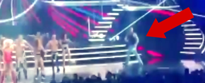 Copertina di Paura per Britney Spears: uomo fa irruzione sul palco di Las Vegas. Le immagini fanno il giro del mondo