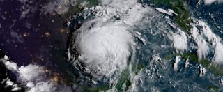 Copertina di Usa, l’uragano Harvey verso il Texas: evacuate città e piattaforme petrolifere. Trump su Twitter: “Siate previdenti”