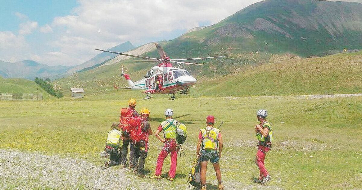 Escursionista britannica muore dopo essere precipitata da un’altezza di 500 metri da una montagna: “Scivolata su una chiazza di neve durante la discesa”