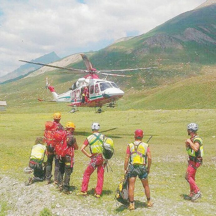 Escursionista britannica muore dopo essere precipitata da un’altezza di 500 metri da una montagna: “Scivolata su una chiazza di neve durante la discesa”