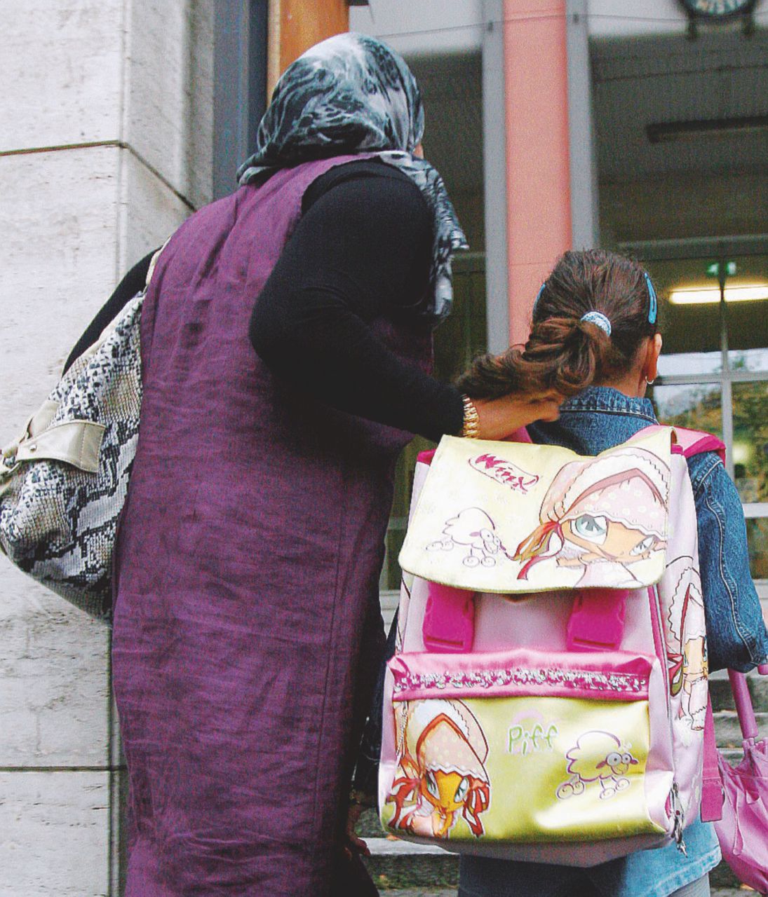 A scuola - Un’allieva si appresta al rientro in un istituto pubblico - Ansa Dagli islamici alla nonna Il giudice riaffida la bimba